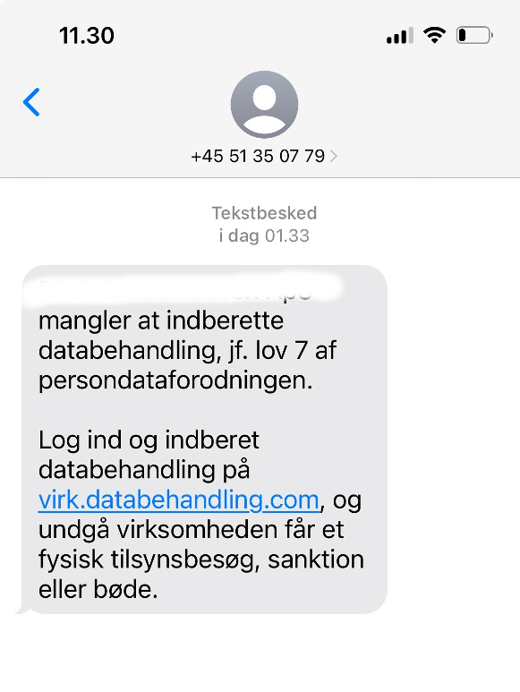 Eksempel på fake SMS med teksten overstreget mangler at indberettet databehandling jf. lov 7 af dataforordningen. Log ind og indberet databehandling op virk.databehandling.com og undgå virksomheden får et fysisk tilsynsbesøg, sanktion eller bøde